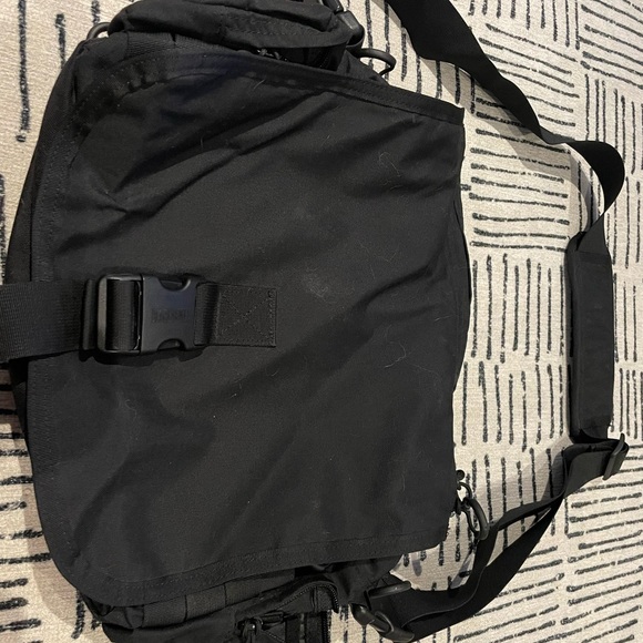 Blackhawk tactical messenger bag. Conceal and carry - Picture 2 of 3